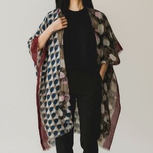 ANTHROPOLOGIE · SUBTLE LUXURY BLUE MOTIF PRINT LUNAR KIMONO - O/S